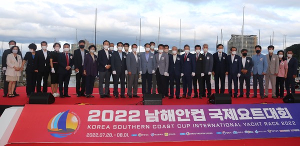 2022 남해안컵 국제요트대회 개회식이 지난 30일 통영 도남항에서 개최, 각계 인사들이 대거 참석해 축하했다.