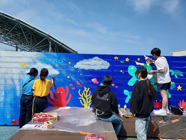 지난 5월 충렬여고 미술동아리와 협동해 조성한 '꿈의 바다' 벽화 놀이터.