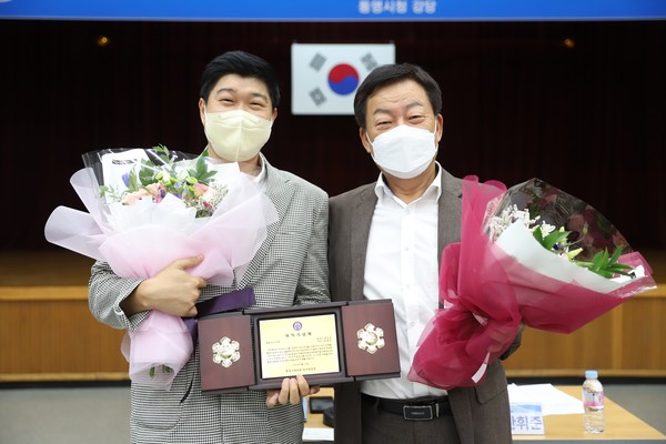 또한 통영시체육회에서 12년간 근무했던 김정민 지도자가 통영시장애인체육회 팀장직으로 이직, 통영시체육회 재직기념패를 수여받았다.