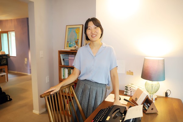 ‘쓰는마음’ 장혜원 대표가 소설가 박경리의 책상을 모티브로 한 글쓰기 공간 ‘소설가의 책상’ 앞에서 환희 미소 짓고 있다. 