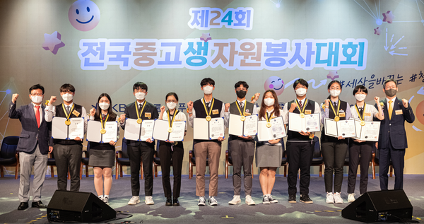 김태은 학생(가장 오른쪽)이 수상자들과 함께 영광의 순간을 기념하고 있다.