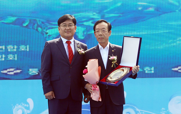 정두한 멍게수협조합장이 경남수산인상을 수상, 영예를 안았다.