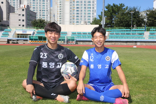 의좋은 형제 김태양(좌측, 통영고 1)‧김시원(우측, 통영중 3) 선수가 환히 웃고 있다.