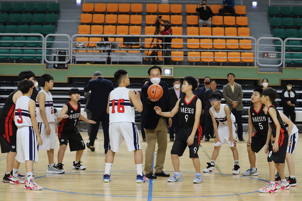 전국 농구 꿈나무들의 꿈이 단단히 영글어지고 있다.통영시는 지난 18~25일 윤덕주배 제34회 연맹회장기 전국 초등학교 농구대회를 개최했다.