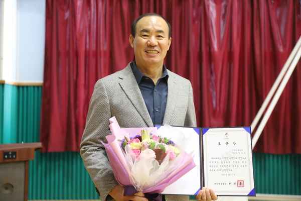 박용수 통영시체육회 대의원이자 통영시배구협회장이 대한체육회장 표창장을 수상했다. 박 대의원은 지역체육 활성화와 진흥을 통한 대한민국 체육발전 기여 공로가 인정, 지난 9월 수상자로 선정됐다.