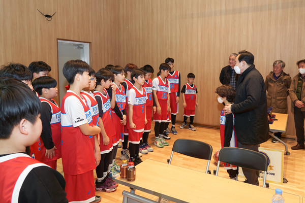 지난 2월 제2회 통영시장배 유소년 농구대회에 참가한 통영시농구스포츠클럽 선수들을 격려하는 천영기 통영시장.