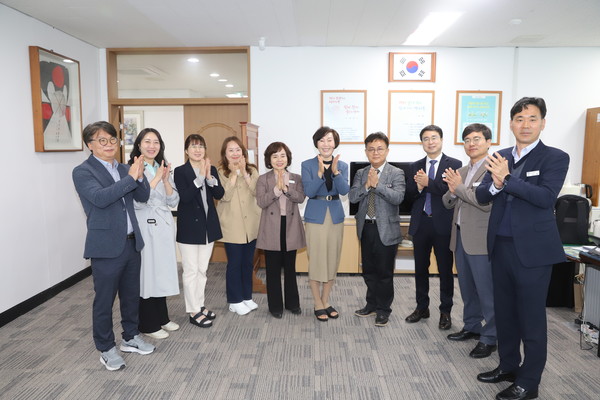 김 교육장과 통영교육지원청 장학생 및 직원들이 한산신문 창간 33주년을 축하했다.