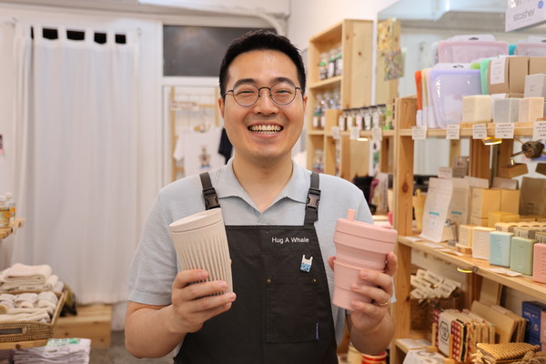 허그어웨일 김민수 대표가 매장에서 판매되는 친환경 텀블러를 소개하고 있다.