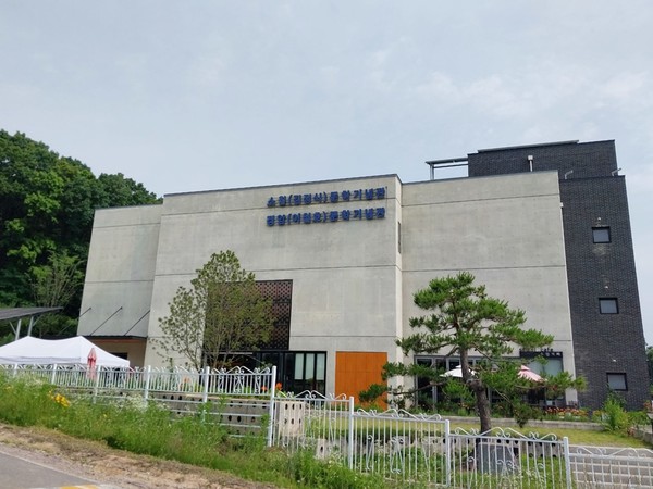 자연과 문학의 교감이 이루어진 소월·경암 문학예술기념관은 소설가이자 한의사인 (사)새한국문학회 경암 이철호 이사장이 사재 40억원을 들여 2019년 6월에 개관했다.