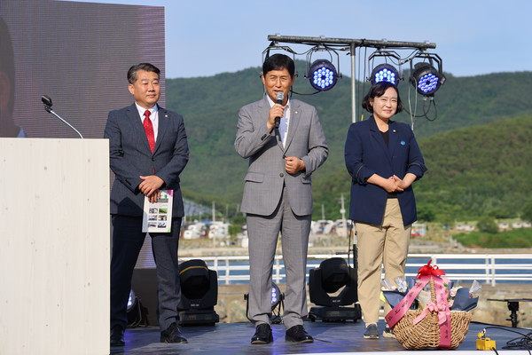 박상준, 전병일, 배윤주 시의원이 견내량 연기마을 돌미역 축제를 축하하는 축사를 하고 있다.