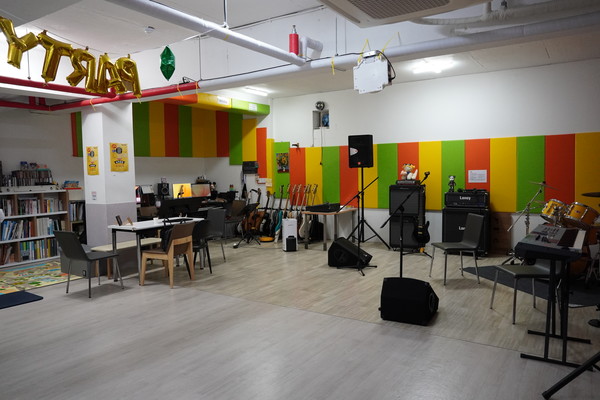 삼삼오오 모여 음악을 즐기는 청소년들에게 '스튜디오 팀크루즈' 공간은 연습실이자 공연장이며, 마음 편히 쉴 수 있는 놀이터가 되기도 한다. 