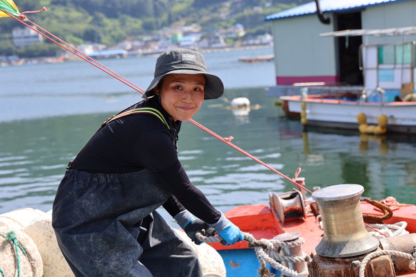 38세 백지윤씨는 아픈 남편을 대신해 무작정 수산업에 도전, 혼자서 굴 양식어업을 일구고 있는 3년차 여성 어업인이다.