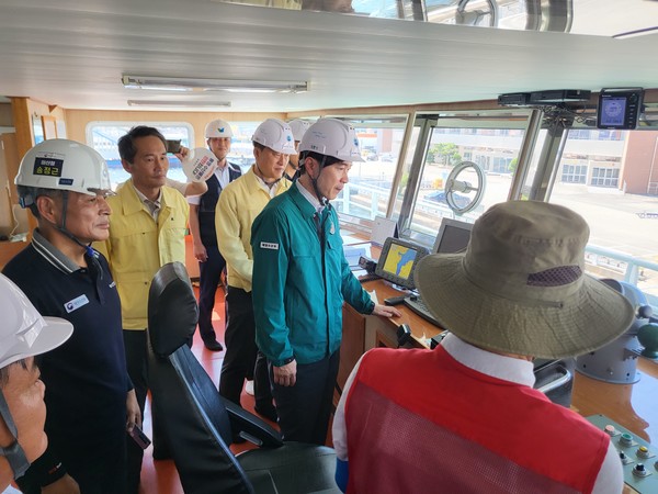 통영항 연안여객선 터미널을 찾은 박 차관은 태풍 대비 하계휴가철 여객선 안전운항 관리 현황을 점검했다.