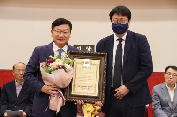 국민의힘 정점식 의원이 법률소비자연맹(이하 ‘법률연맹’)이 주관하는 '제21대 국회 3차년도 대한민국 헌정대상 시상식'에서 의정종합대상 수상자로 선정됐다.