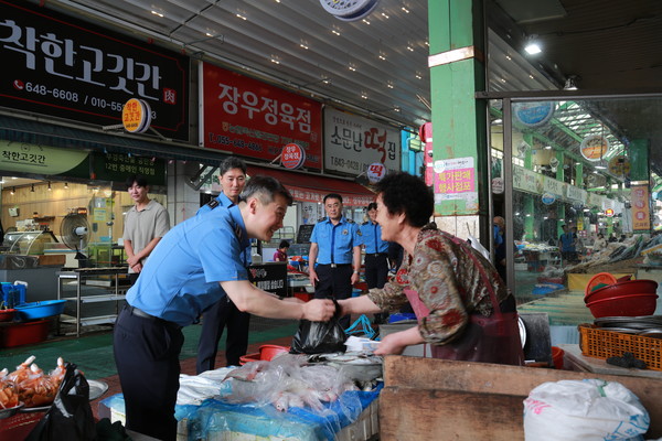 통영해양경찰서(서장 주용현)는 18일 위축된 수산물 소비 심리 회복을 위한 수산물 소비 촉진 캠페인에 동참했다.