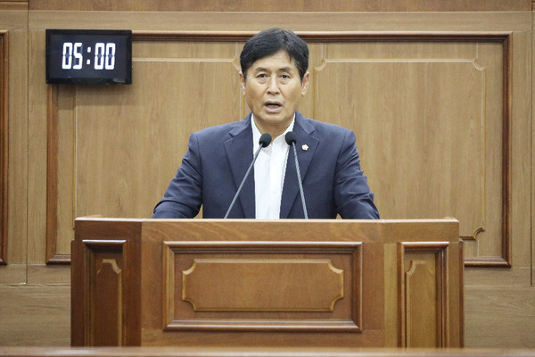 통영시의회 의원 13인이 일본 원전 오염수 해양방류 어업인 지원 대책 마련을 촉구했다.
