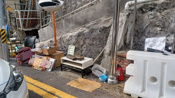 수많은 관광객이 찾는 동피랑 입구에도 무분별한 쓰레기가 넘쳐난다.