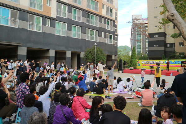 오는 21일 오후 7시 주영더팰리스5차아파트에서 '주민화합을 위한 가을음악회'가 열린다. (사진은 지난해 주영더팰리스5차아파트에서 열린 주민노래자랑의 모습.)