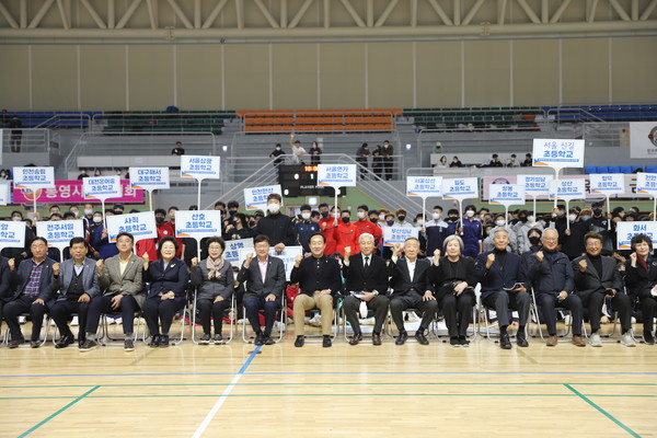 지난해 개최한 윤덕주배 제34회 연맹회장기 전국 초등학교 농구대회 개회식에서 내빈들과 선수들이 함께 기념촬영하고 있다. 