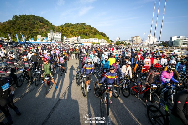 ‘2023 통영 그란폰도(자전거 마라톤) 대회’가 내달 4일 도남동 트라이애슬론 광장 및 통영시 일원에서 개최된다.