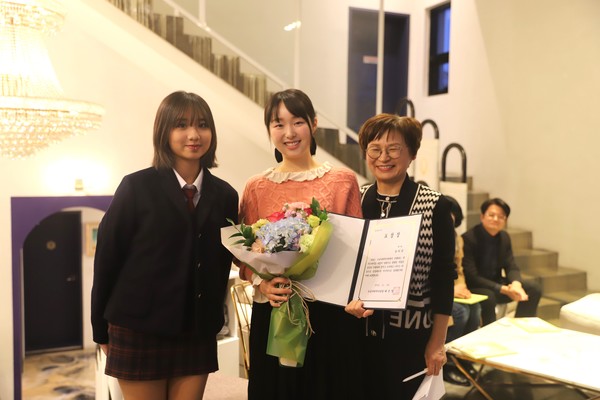 이날 도남사회복지관은 꿈멘토 역할을 성실히 수행한 김미진 작가에게 표창장을 수여, 감사를 표했다.