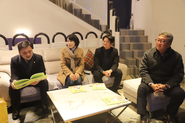 ‘작가와의 만남’ 행사에는 통영시의회 정광호, 김혜경, 조필규, 노성진 의원도 참석해 아이들을 격려했다.