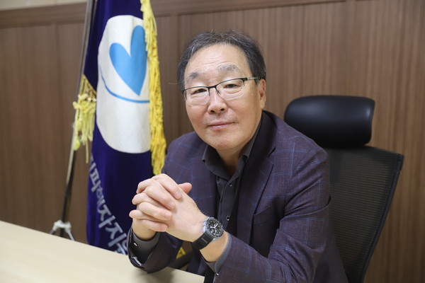 통영·거제·고성 범죄피해자지원센터 장욱 이사장이 범죄피해자들을 향한 희망의 메시지를 전했다.