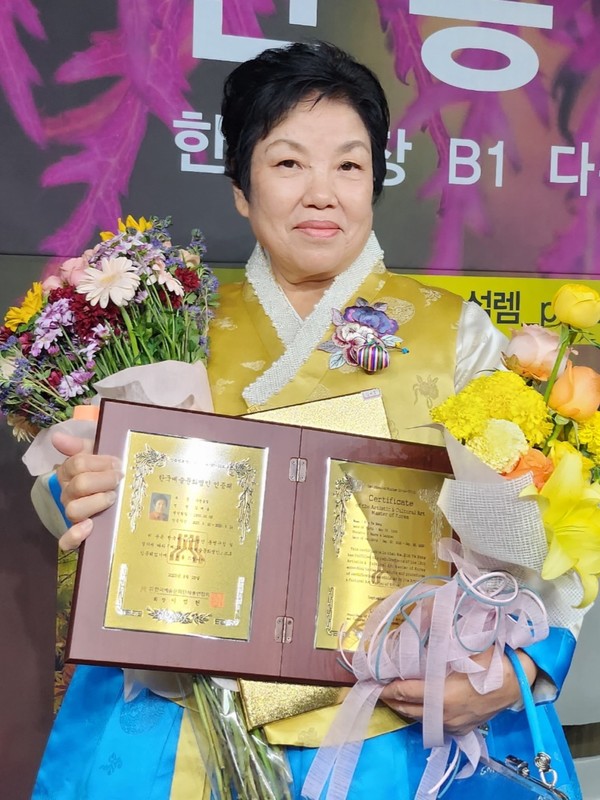 이날 김예송 관장은 공예부문에서 나전옻칠 명인으로 인증 받았다.