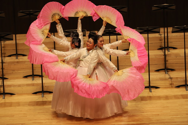 이어 벚꽃아리랑’의 아름다운 부채춤으로 관객의 탄성을 자아냈다.