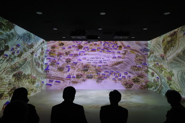 디지털 실감 영상관은 4면 스크린에 통영성의 정문인 남문을 디지털로 구현했고, 통제사 행차와 삼도수군의 합동훈련을 재현했다.