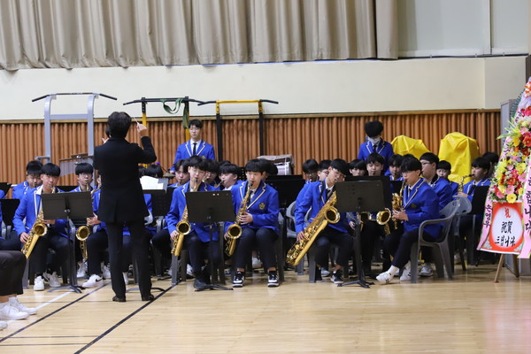 동원중학교 색소폰오케스트라 '더샵'의 식전 공연.