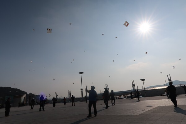 ‘제37회 시장기타기 통영전통 연날리기 및 민속놀이 경연대회’가 23일 한산대첩광장에서를 개최, 범시민적 화합 한마당이 펼쳐졌다.