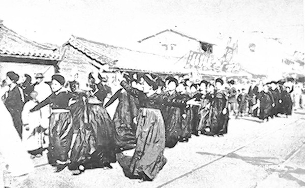 한국민족문화대백과사전에 수록된 당시 여성들의 독립만세 운동 모습.