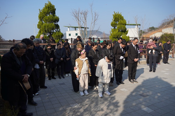 이날 영결식에는 유가족을 비롯 한산신문 전 직원과 통영예술의향기 회원, 김영화 국장과 추억을 간직한 친구·지인들이 함께했다.