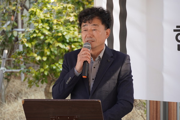 이날 영결식 사회를 맡은 통영예술의향기 김용수 이사.