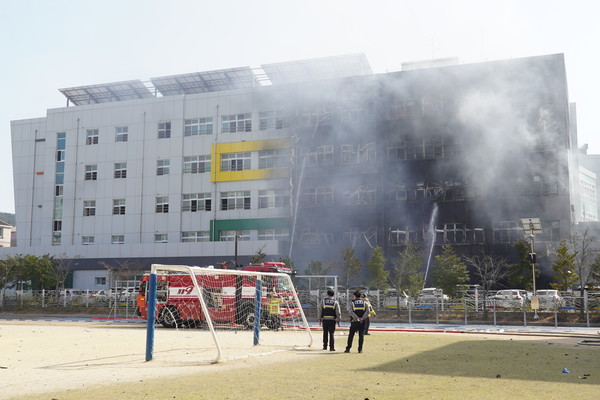 18일 오후 2시경 제석초등학교에서 화재가 발생, 신고를 받고 출동한 소방대가 진화 작업을 하고 있다. 