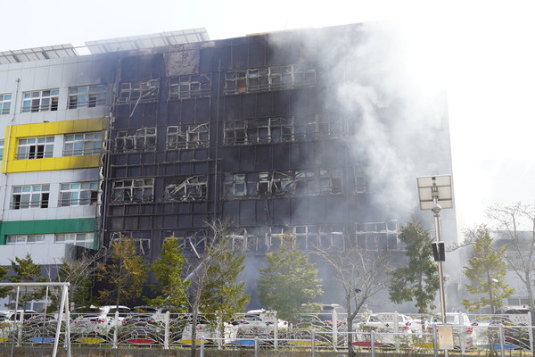 학교 건물 한 동이 절반가량 불에 탔다.