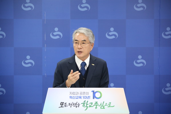 박종훈 교육감은 등교수업과 원격수업을 병행해 교육과정 안정화에 주력하겠다고 약속했다.