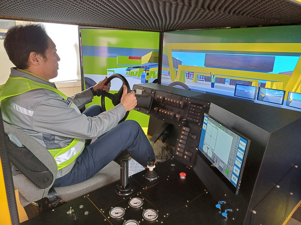 한화오션 거제사업장에 위치한 블록운반팀 VR 교육장에서 ‘VR 기반 트랜스포터 시뮬레이터’를 통해 트랜스포터 운행 실습이 진행되고 있다. 