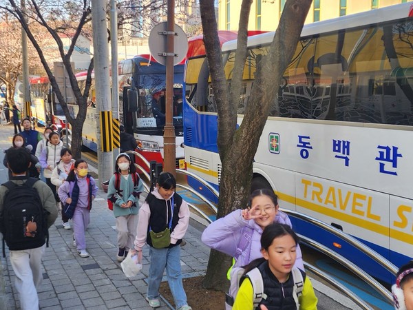 통영교육지원청은 버스 25대를 확보해 제석초 학생들의 등·하교를 지원했다.