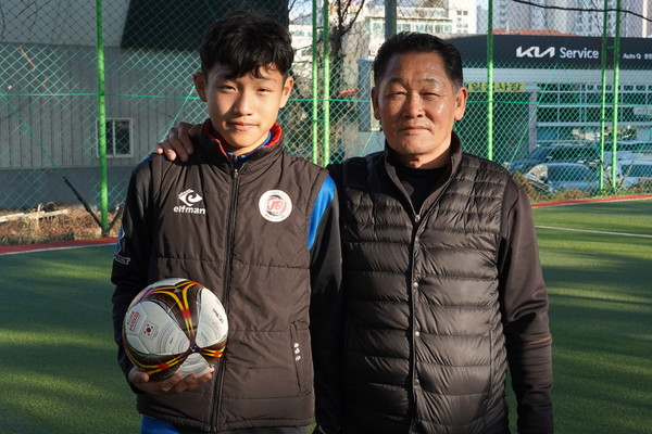 통영JB유소년축구클럽 김남호 감독은 “민준이가 지금 이대로 꾸준히 성장한다면 훗날 국가대표 선수로서 나라를 빛낼 거라 기대한다”고 응원했다.