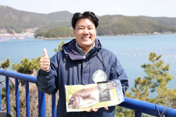 부산에서 통영으로 귀어한 청년어업인 ‘인영수산’ 김태현 대표는 “스마트양식을 기반으로 한국형 어류 양식 수산물을 키워 안전한 수산물을 전 세계에 신선하게 공급해야 한다”고 강조했다.